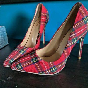 Wet kiss plaid heels, size 9
